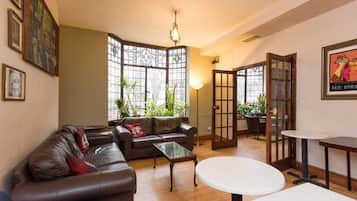 Coin salon dans le hall