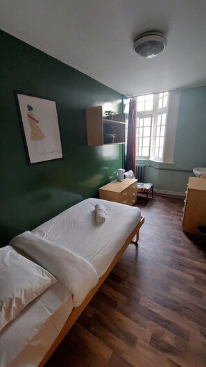 Basic Single Room, Shared Bathroom | Iron/ironing board, rollaway beds, bed sheets - Hotel Strand Continental - Hostel (London)