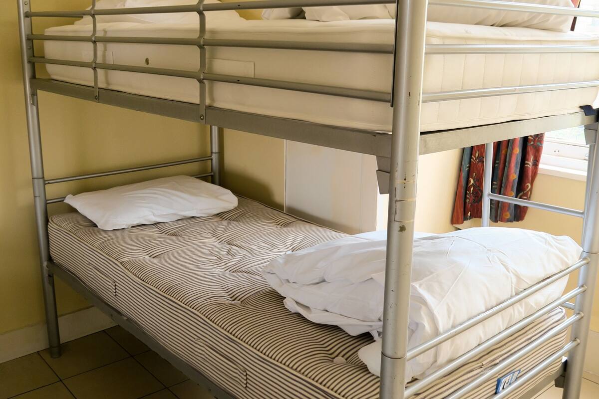 共同ドミトリー 男女共用ドミトリー 共用バスルーム (one bed in a 6 bed dorm) | アイロン / アイロン台、可動式ベッド、ベッドシーツ