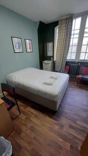 Dobbeltrom – basic, delt bad | Strykejern/-brett, ekstrasenger (mot et tillegg) og sengetøy