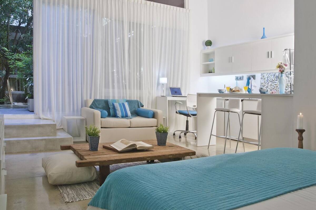 Estudio | Ropa de cama de alta calidad, edredón y minibar