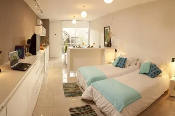 Sengetøy av topp kvalitet, dundyner, minibar og safe på rommet