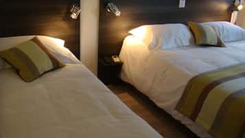 Chambre triple Confort | Bureau, rideaux dâobscurcissement, systĂšme dâinsonorisation