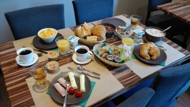 Un bufé de desayuno con diversos alimentos y bebidas.