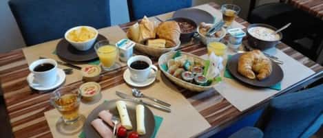 Desayuno buffet (EUR 8 por persona)