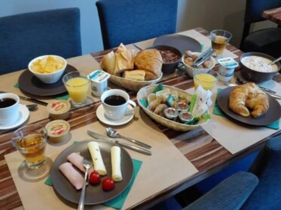 Daily buffet breakfast for a fee