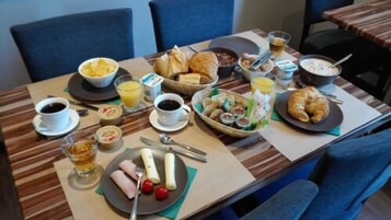 Desayuno buffet diario (EUR 8 por persona)