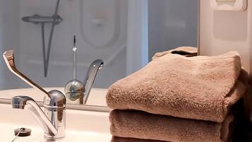 Dusche, kostenlose Toilettenartikel, Haartrockner, Handtücher