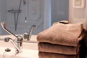 Shower, free toiletries, hair dryer, towels - Citotel Cote Hotel (Legny)