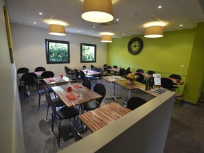 Déjeuner et dîner servis sur place, spécialités Cuisine française