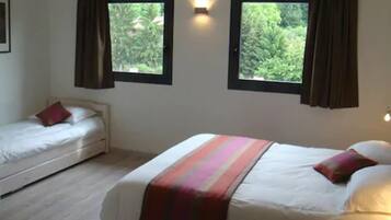 Escritorio, cortinas blackout y sistema de insonorización