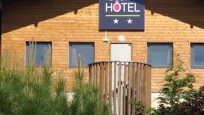 Un edificio de madera con un letrero que dice "Côte HOTEL".