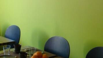 Se sirven almuerzos y cenas, cocina francesa