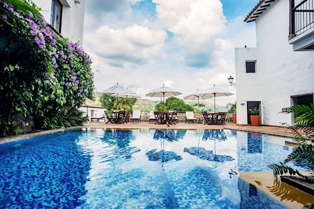 Outdoor pool, pool loungers. Boutique Hotel Posada Las Trampas