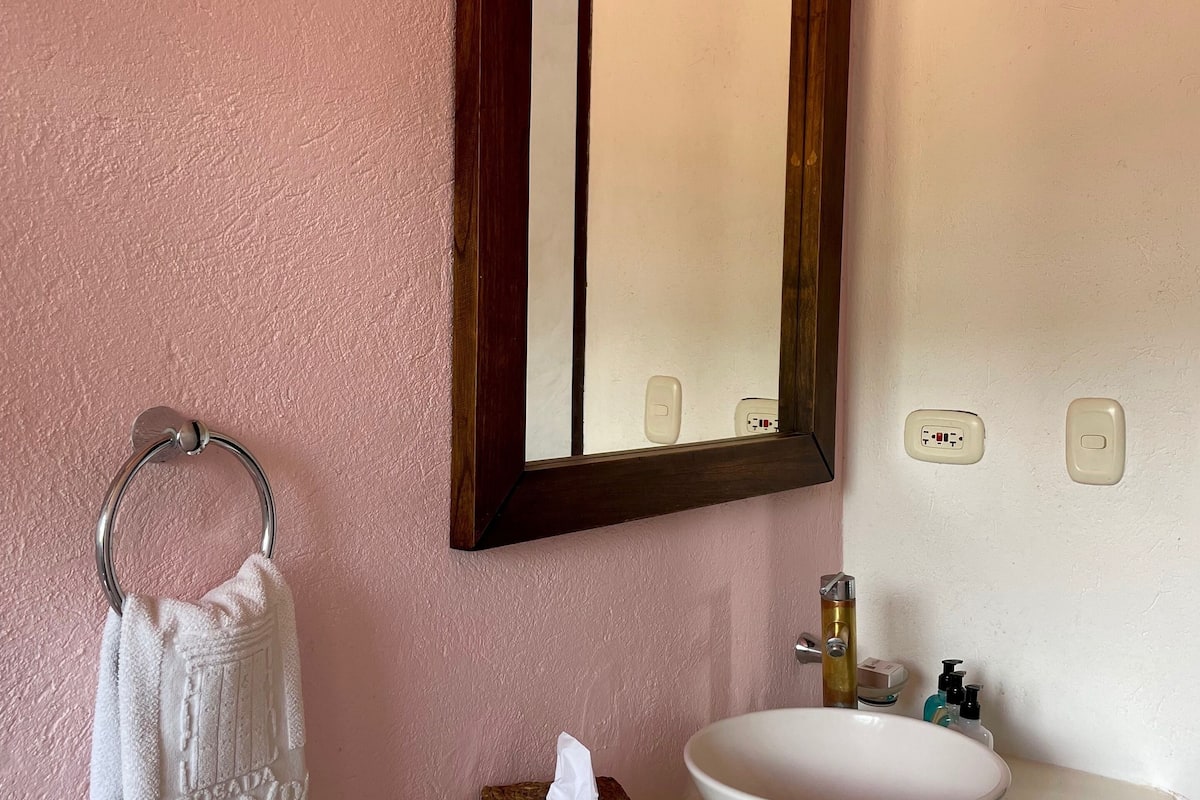shower, rainfall showerhead, free toiletries, hair dryer