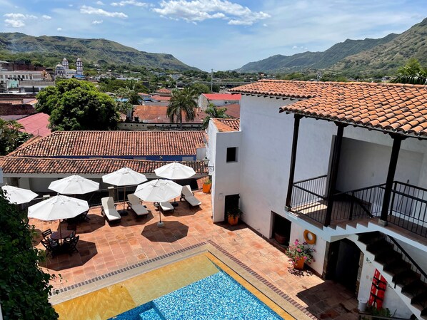 Piscina a l'aire lliure i gandules