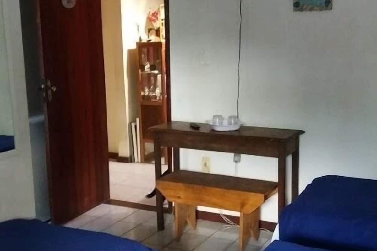 Minibar, cortinas blackout, tabla de planchar con plancha y wifi gratis