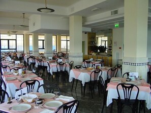 Breakfast (EUR 10 per person)