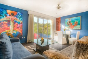 Master Suite | Area keluarga | Televisi plasma 42-inci dengan saluran TV digital, TV, dan pemutar DVD