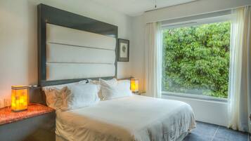 Master Suite | Minibar, decoración personalizada, escritorio y cortinas blackout