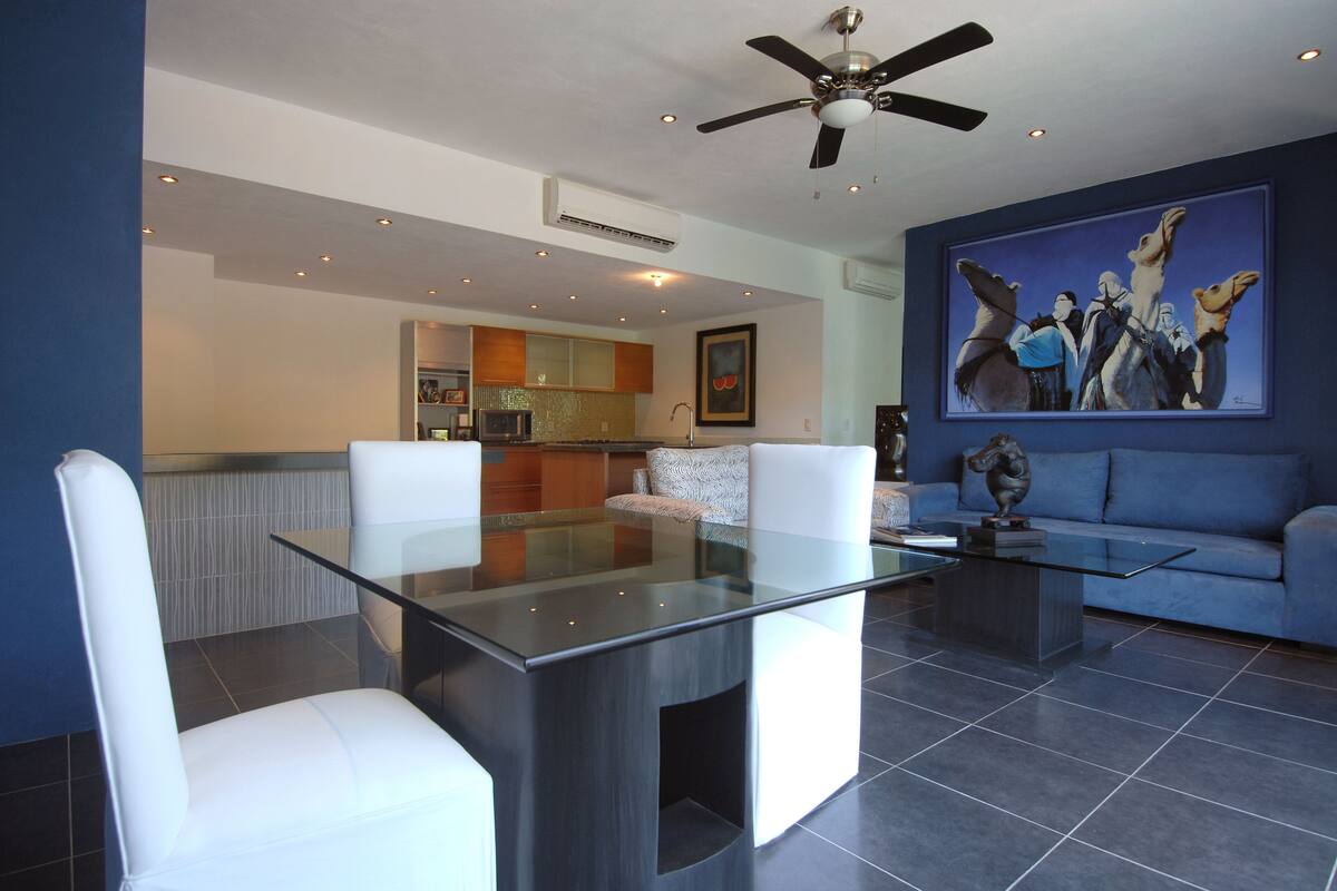 Master Suite | In-room dining