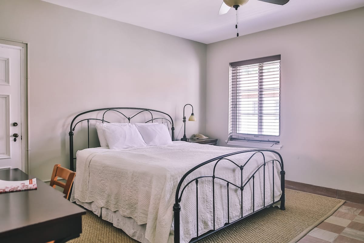 Habitación tradicional, 1 cama King size, para no fumadores | Caja de seguridad en la habitación y tabla de planchar con plancha
