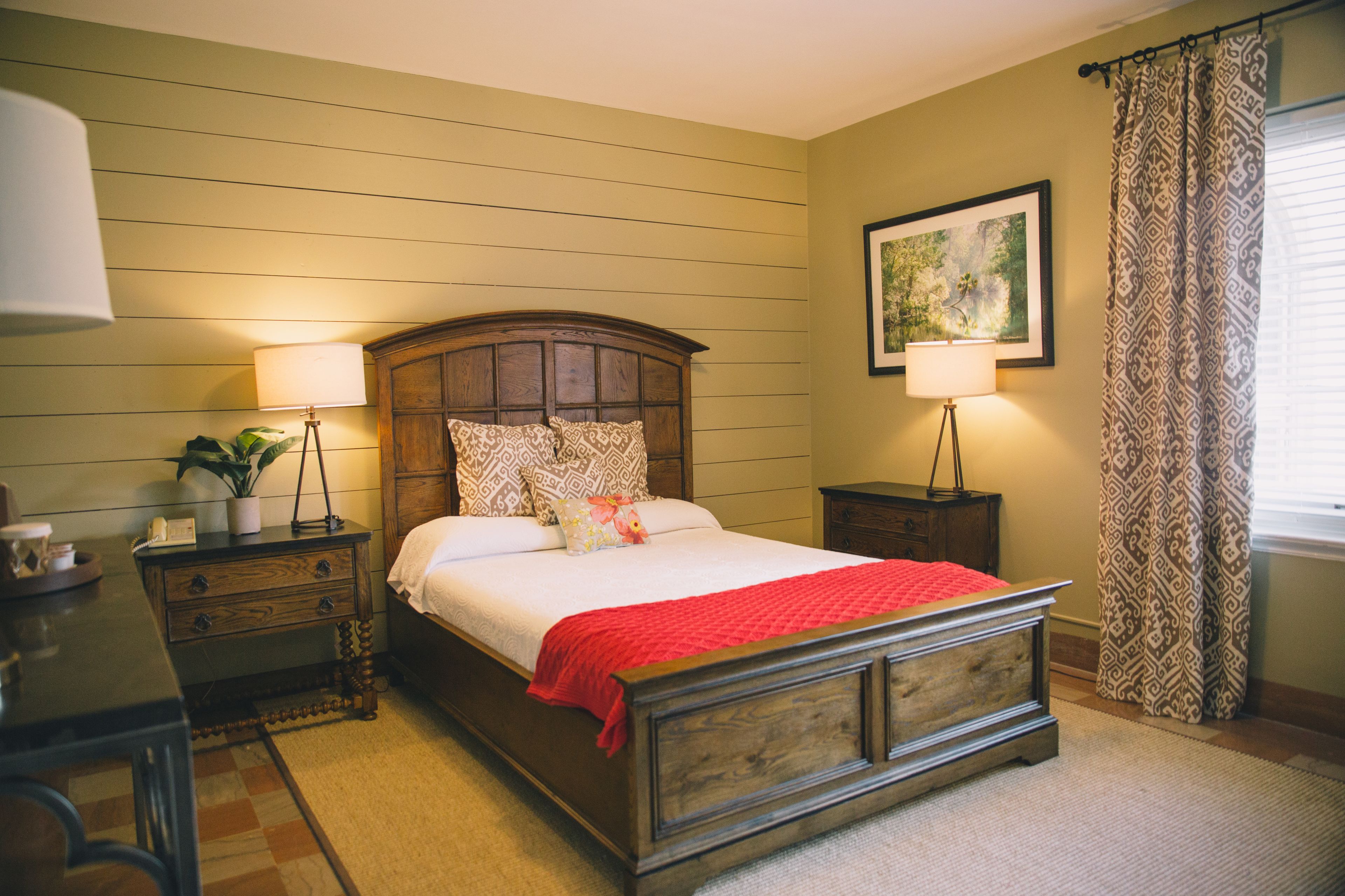 Caja de seguridad en la habitación y tabla de planchar con plancha 