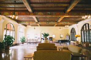 Eine geräumige Lobby mit hohen Decken, großen Fenstern und unterschiedlichen Sitzgelegenheiten.