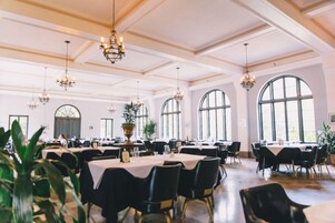 供应早餐、午餐和晚餐，美洲菜