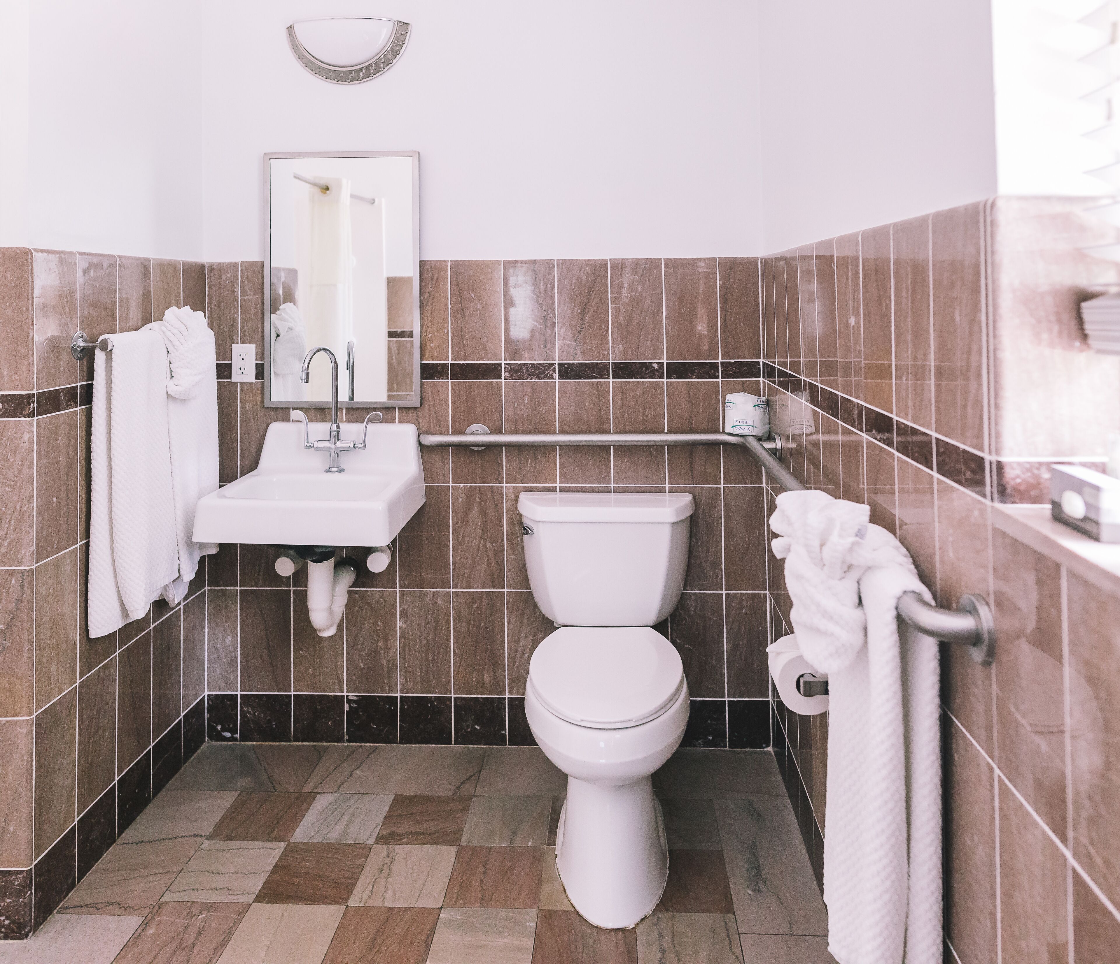 combined shower/bathtub, hair dryer, towels