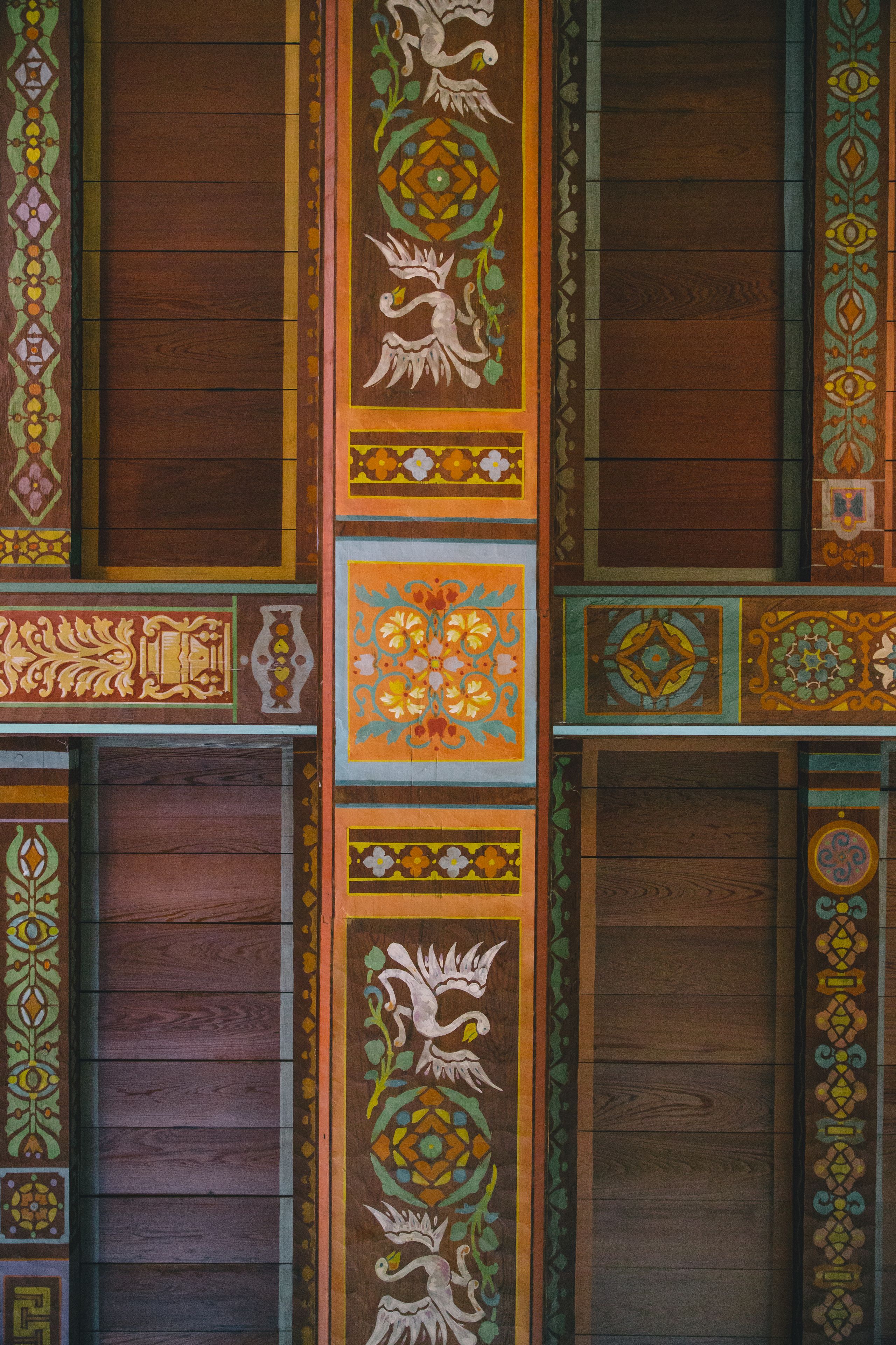 Pared de madera con intrincados y coloridos diseños geométricos y florales.