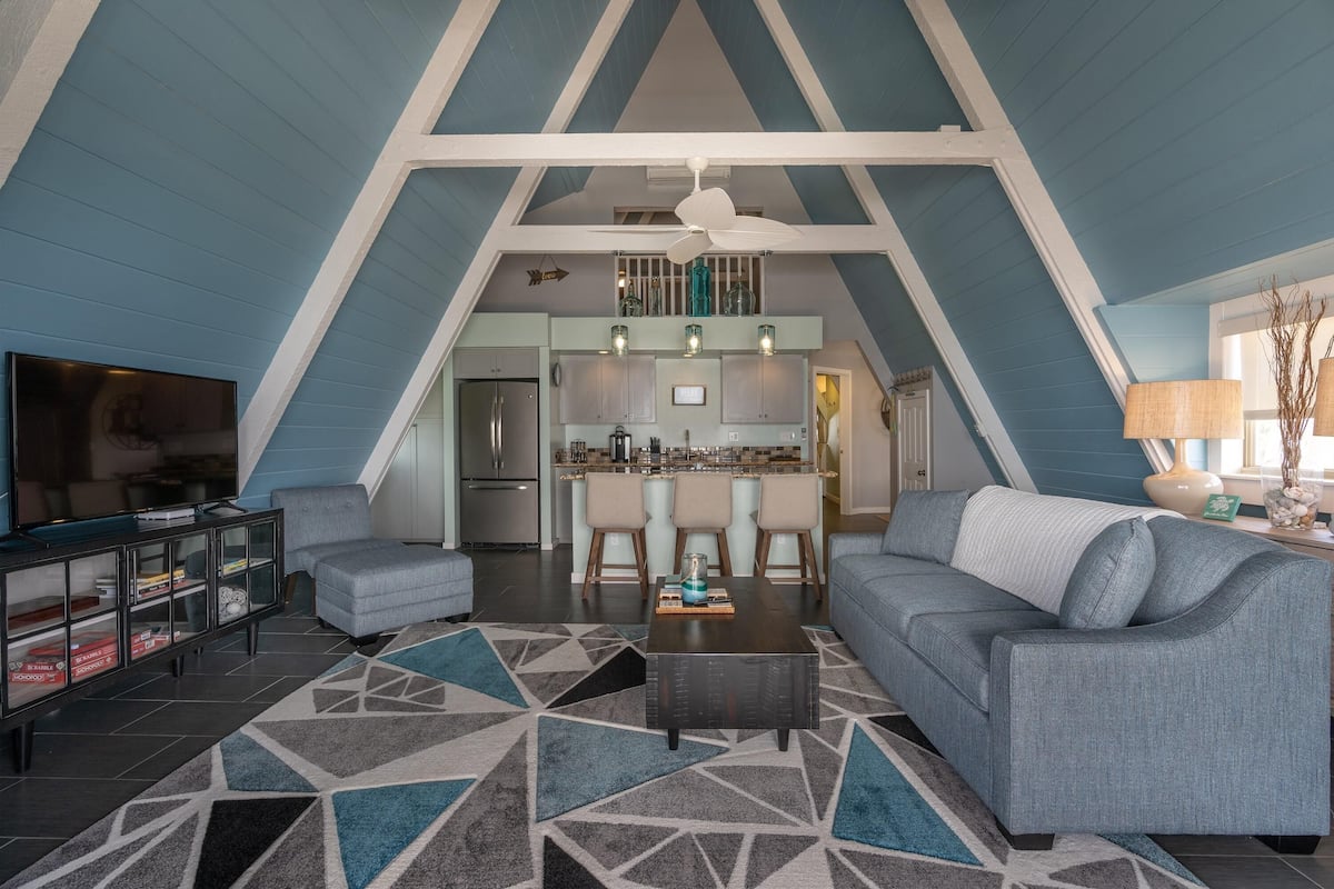 House, 1 Bedroom, Non Smoking (Beach) | Laptop workspace, blackout drapes, Internet, bed sheets