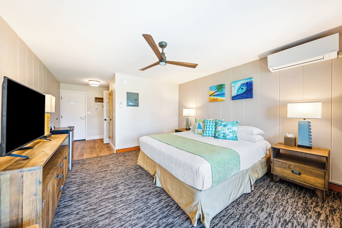 1 bedroom, laptop workspace, blackout curtains, Internet