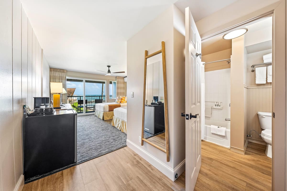 Habitación Premium, 2 camas matrimoniales, para no fumadores, frente al océano | Espacio para trabajar con laptop, cortinas blackout y internet