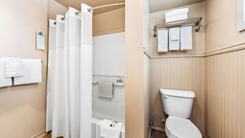 Een badkamer met douche, toilet en handdoekrek.