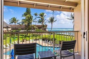 Chambre, 1 très grand lit, non-fumeur, vue sur l’océan | Espace de travail pour ordinateurs portables, rideaux d’obscurcissement