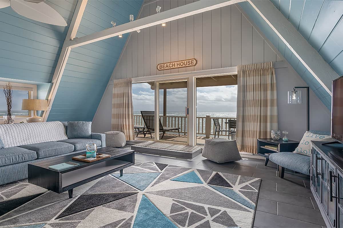 Beach House Suite (2nd floor, stair access only) | Living area