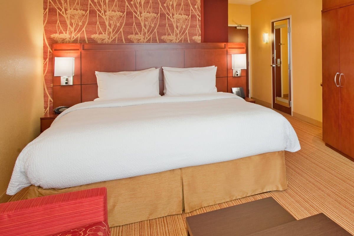 Hochwertige Bettwaren, Daunenbettdecken, Pillowtop-Betten, Schreibtisch