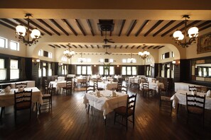 2 間餐廳，供應早餐、午餐和晚餐，創意料理