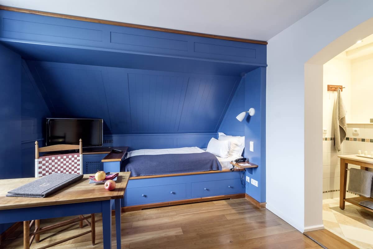 single room | free minibar, in-room safe, individually decorated, desk