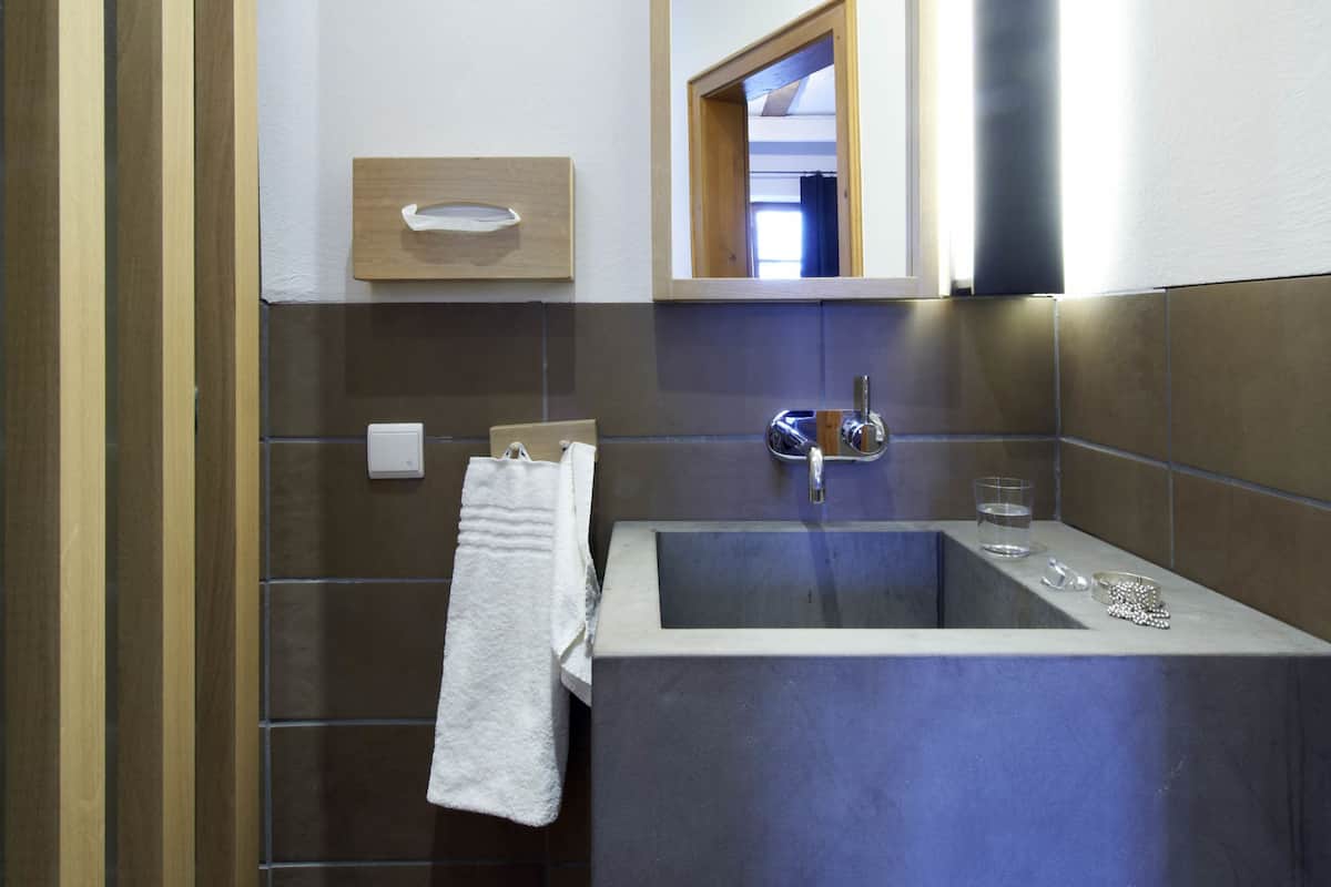 single room | bathroom sink