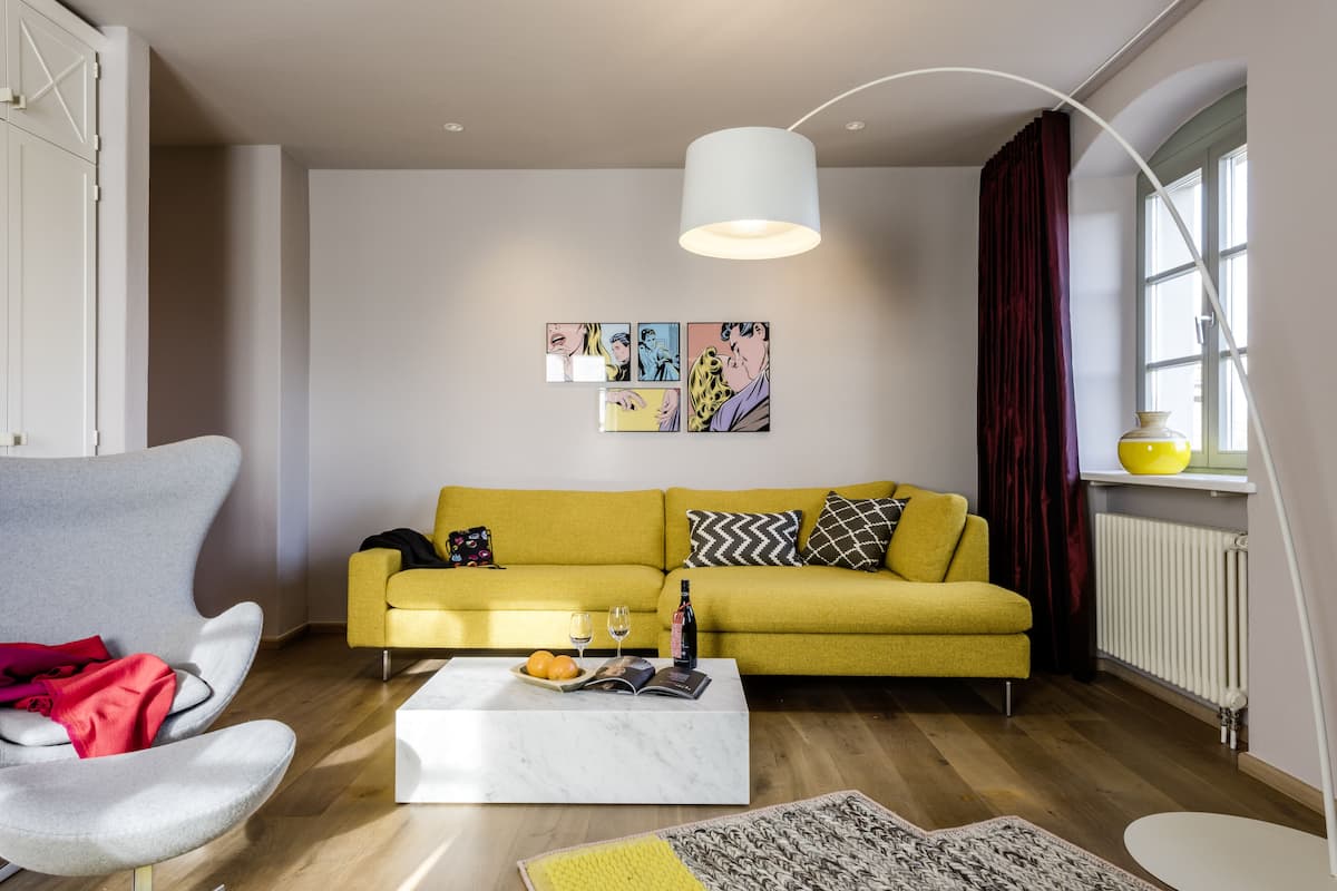 suite | free minibar, in-room safe, individually decorated, desk