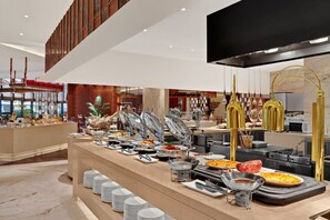 3 restaurantes; se sirven desayunos, almuerzos y cenas