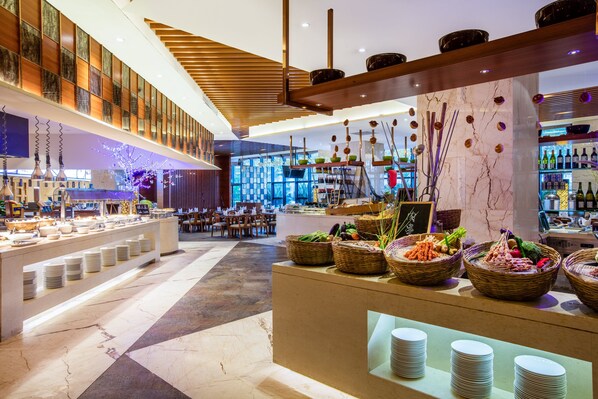 Eine moderne Hotelhalle mit Selbstbedienungsrestaurant, Sitzgelegenheiten und einer Bar.