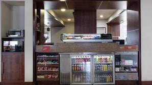 A kitchenette with a microwave, a refrigerator, and a freezer. - Hampton Inn by Hilton San Juan del Rio (San Juan del Río)