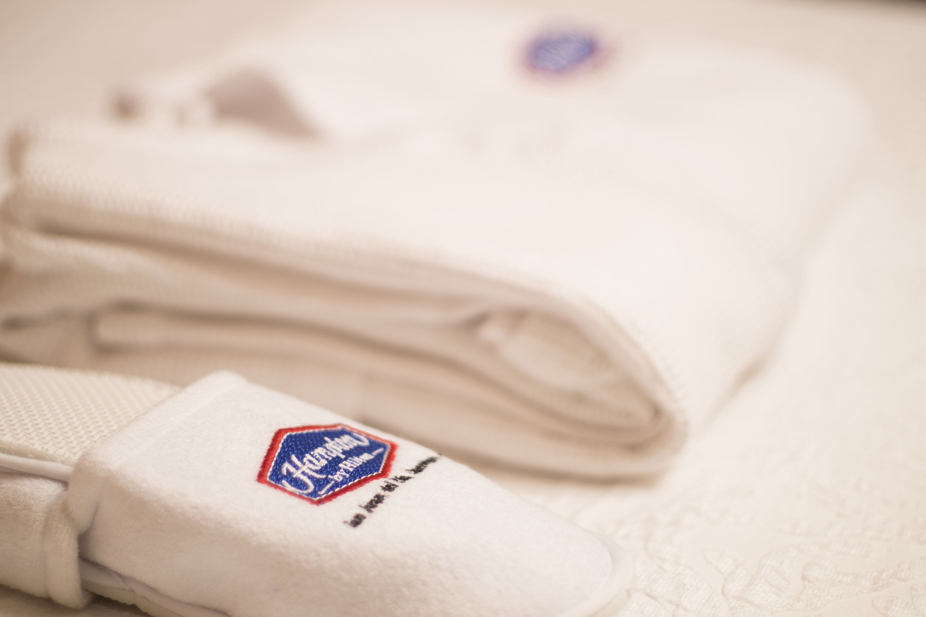 queen bed | room amenity