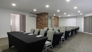 A conference room with a long table, multiple chairs, and a carpeted floor. - Hampton Inn by Hilton San Juan del Rio (San Juan del Río)