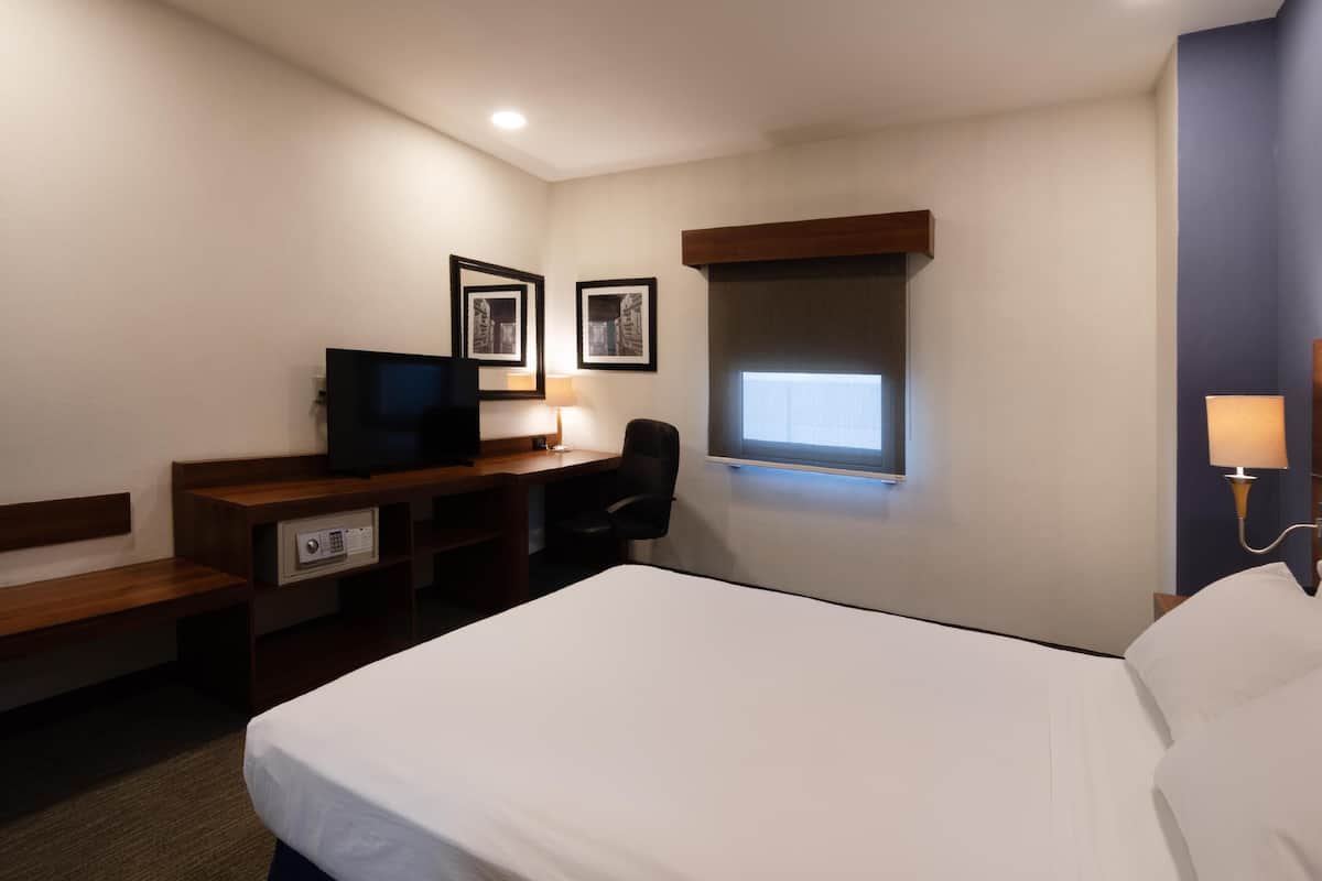 Queen Bed | Egyptian cotton sheets, premium bedding, down comforters, in-room safe
