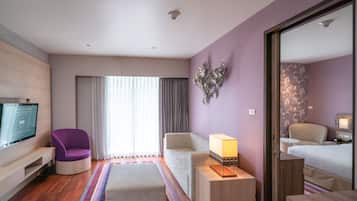 Suite, 1 Bedroom (Free Breakfast) | Peti besi dalam bilik, meja, ruang kerja komputer riba