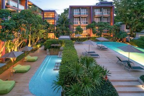 Piscina all'aperto, ombrelloni da piscina, lettini